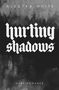 Text: "Alectra White", "Hurting Shadows", "Dark Romance". Schwarze und graue Hintergrundgrafik mit Waldmotiv.