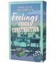 „Feelings Under Construction“ steht auf einem Buchcover mit Filmkamera, Regiestuhl und Werkzeugkasten vor einem Haus., Buch