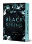 "BLACK SPRING", "DAS LICHT IN DIR", "SCHMUTZIG & ZART", "ANA D. ROCKY". Dunkle Blumen und dekorative Elemente.