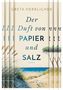"Der Duft von Papier und Salz. Roman", von Greta Herrlicher. Küstenlandschaft mit Dünen, Gras und blauem Meer., Buch