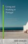 „Living and Working in Portugal“ beschreibt einen Stuhl auf einer Terrasse mit Meerblick unter klarem Himmel., Buch