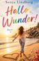 Text: "Sonja Lindberg", "Hallo Wunder!", "Roman". Eine Frau läuft am Strand, Sonnenuntergang, Herz im Sand, bunte Häuser., Buch