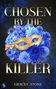 "CHOSEN BY THE KILLER" und "GRACE C. STONE". Ein goldene Maske auf blauen Blumen. Ein stilisiertes "dp" Logo unten., Buch