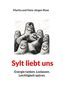 "Sylt liebt uns. Energie tanken. Loslassen. Leichtigkeit spüren." 

Illustration von fröhlich blickenden Seehindernissen., Buch