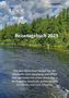 "Reisetagebuch 2025" oben, Beschreibung einer Bootstour unten. Wald und Fluss im Hintergrund., Buch