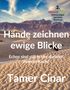 „Hände zeichnen ewige Blicke. Echos sind still in der dunklen inneren Kunst.“ Sanddünen vor einem Berg unter blauem Himmel., Buch