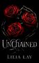 „Unchained“ von Lilia Lay. Drei rote Rosen in einer dunklen Kette auf schwarzem Hintergrund., Buch