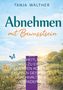 Tanja Walther: Abnehmen mit Bewusstsein. Ein Pfad in sonniger Landschaft, flankiert von Schmetterlingen., Buch