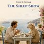 Text: „Franc O. Honning, The Sheep Show“. 

Ein Mann und ein Schaf sitzen an einem Tisch vor einer Küstenlandschaft., Buch
