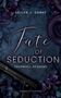 Der Text lautet: "Skyler J. Darke, Fate of Seduction, Thornfell Academy, Romantic Suspense". Dunkles Design mit Blumen und Pistole., Buch
