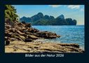 "Bilder aus der Natur 2026" zeigt eine felsige Küste mit blauem Meer und grünen, bewaldeten Hügeln im Hintergrund.
