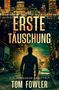 „Die erste Täuschung“, C.T. Ferguson ermittelt, Tom Fowler. Ein Mann steht nachts vor einer Stadtansicht.