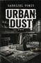 „GABRIJEL TOMIC URBAN DUST ROMAN“ vor einer Bar. Metronom, Glas, Aschenbecher auf einem rustikalen Tisch., Buch