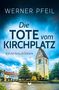 "Die Tote vom Kirchplatz", Kriminalroman. Vor einem Kirchturm mit Uhr stehen Bäume, ein Platz, und alte Gebäude., Buch