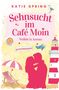 "Sehnsucht im Café Moin: Verliebt in Amrum. Ein Nordseeroman." Paar küsst sich am Strand mit Leuchtturm, Schirm, Liegestuhl., Buch