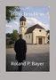 „Hänschen klein“ und „Roland P. Bayer“ auf blauem Hintergrund. Eine Person in einem Mantel geht auf eine Kirche zu., Buch