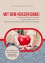 "MIT DEM HERZEN DABEI" oben, rote Buchstaben. Hände halten ein rotes Herz, unterer Text: "Ein Praxisbuch für Betreuungskräfte.", Buch