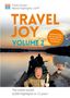 Text: "TRAVEL JOY VOLUME 2", "The entire world: 6,000 Highlights in 12 years", "Implementing the Concept for Global Travel Excellence". 

Ein Mann jubelt in einem Boot auf einem Fluss bei Sonnenuntergang., Buch