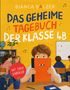 "Mit einem Kinderlied" auf rotem Kreis. Ein Junge hält ein orangefarbenes Buch mit Gesicht, im Klassenzimmer., Buch
