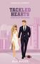 HONOLULU HORNETS. TACKLED HEARTS, eine Brother's Best Friend Romance. Ava Avery. Mann im Anzug hält Frau in weißem Kleid.