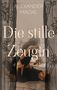 Oben steht "ALEXANDER MACKE". Groß "Die stille Zeugin". Dahinter ein Mann und eine Frau in inniger Umarmung., Buch