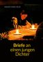 "Briefe an einen jungen Dichter" von Rainer Maria Rilke. Illustration: Person schreibt bei Kerzenschein., Buch