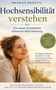 „Hochsensibilität verstehen“ von Markus Knauth. Eine Frau schaut lächelnd in die Ferne bei Sonnenuntergang., Buch