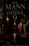 "Der Mann aus Zimmer 9" und "Stefanie Grönegres". Ein Paar in eleganter Kleidung, vor einer Zimmertür mit der Zahl 9., Buch