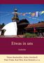 "Etwas in uns" Gedichte. Autoren: Thimo Buchmüller, Heike Streithoff u.a. Ein Tempel mit Gebetsfahnen vor blauem Himmel., Buch