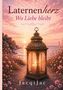 "Laternenherz: Wo Liebe bleibt" in romantischer Schrift. Eine Laterne mit Kerze vor Sonnenuntergang am Meer, umgeben von Blumen., Buch