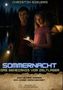 Text: "CHRISTIN SIEVERS", "SOMMERNACHT: DAS GEHEIMNIS VOM ZELTLAGER", "EIN HEIßER SOMMER. EIN JUNGE VERSCHWINDET.", "BEINHALTET SCHIMPFWÖRTER". Zwei Jugendliche im Wald, einer mit Taschenlampe, Zelte im Hintergrund. Mond beleuchtet die Szene., Buch