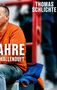 „THOMAS SCHLICHTE“, darunter „JAHRE HALLENDUFT“. Ein Mann in orangefarbenem Pullover sitzt, blaue Jacke liegt daneben., Buch
