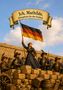 „Ich, Mathilde, Kämpferin für die Freiheit.“ Frau mit deutscher Flagge, umgeben von Rebellen auf Steinen. Historische Szene., Buch