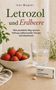 Letrozol und Erdbeere, Buchcover. Schale mit Erdbeeren, Glas Wasser und Schachtel mit Tabletten auf Holztisch.