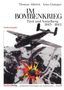 Buchtitel: "IM BOMBENKRIEG Tirol und Vorarlberg 1943-1945", Autoren: Thomas Albrich, Arno Gisinger. Flugzeug und Explosion., Buch