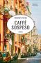 „Caffè Sospeso“ von Amanda Sthers, übersetzt von Kirsten Gelnig. Lebhafte italienische Straßenszene mit Rollern und Autos., Buch