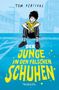 "Tom Percival. Der Junge in den falschen Schuhen. Rotfuchs." Illustration eines nachdenklichen Jungen in gelbem Shirt., Buch