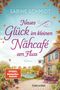 Cover für "Neues Glück im kleinen Nähcafé am Fluss" von Sabine Schmidt, zeigt ein idyllisches Café am Fluss im Herbst., Buch