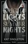 „Bright Lights & Summer Nights“, darunter „KAT SINGLETON“ und „blush.“. Nahaufnahme eines Hemdes mit Lippenstiftspuren., Buch