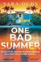 "SARA OCHS, ONE BAD SUMMER, ES SOLLTE DIE REISE IHRES LEBENS WERDEN. DOCH NICHT ALLE KEHREN ZURÜCK..., THRILLER, blanvalet."  
Helles Haus, Palmen, spiegelnde Wasseroberfläche., Buch