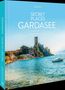 Buchtitel: "Secret Places Gardasee". Untertitel: "Traumhafte Orte abseits des Trubels". Bild: Küste mit Burg., Buch