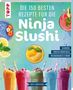 „Die 150 besten Rezepte für die Ninja Slushi.“ Fünf bunte Slushies, dekoriert mit Früchten und Strohhalmen.