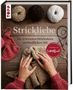 „Strickliebe: Die schönsten Strickideen im ländlichen Stil“ steht auf rustikalem Holztisch, mit Wolle und gestricktem Textil., Buch