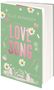 „LOVE SONG, ELLE KENNEDY, ROMAN, ENGLISH EDITION BY LYX.“ Grüner Hintergrund mit Gänseblümchen und Illustrationen., Buch