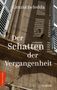 „Grazia Deledda. Der Schatten der Vergangenheit. ROMAN.“ Alte Hausfassade mit Fensterläden und Schattenmuster., Buch