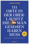 Text: "111 Orte in der Oberlausitz die man gesehen haben muss." Illustration: Traditionelles Haus. Blauer Hintergrund., Buch