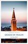 "Andrea Nagele, Grado im Traum, Ein Adria Krimi." Ein Kirchturm vor einem Meereshorizont bei Sonnenuntergang., Buch