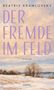 Oben "Beatrix Kramlovsky", Titel "Der Fremde im Feld", darunter "Roman". Unten "emons:". Winterlandschaft mit Bäumen., Buch