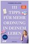 "111 Tipps für mehr Ordnung in deinem Leben. So schaffst du Klarheit im Haus und im Kopf." Frau zeigt nach oben.