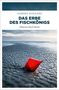„Hannes Nygaard, Das Erbe des Fischkönigs, Hinterm Deich Krimi.“ Eine rote Boje liegt auf nassem Sand vor blauem Meer., Buch